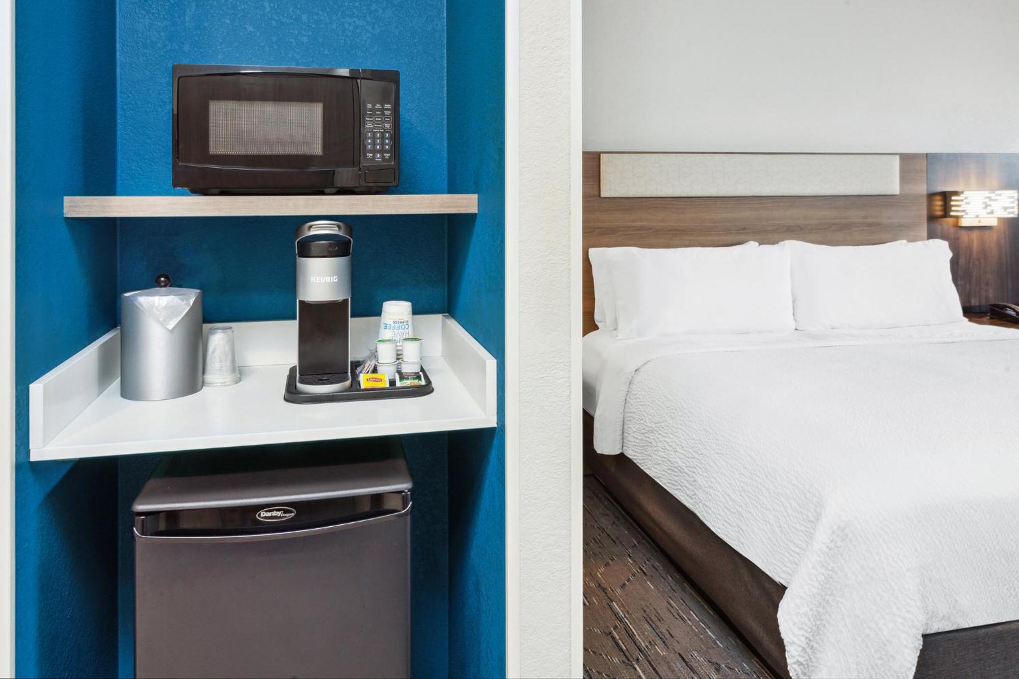 Holiday Inn Express Cleveland Airport - Brook Park By Ihg Exterior foto